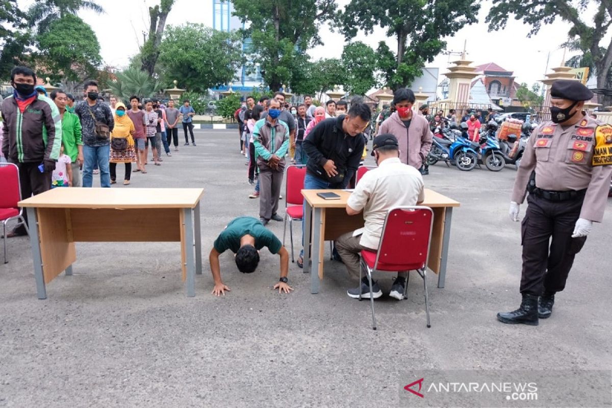 Sejumlah pengendara tidak pakai masker dihukum 'push-up'