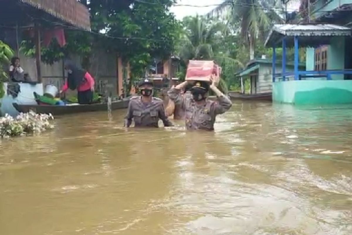 Polsek Serawai berikan bantuan paket sembako pada korban banjir