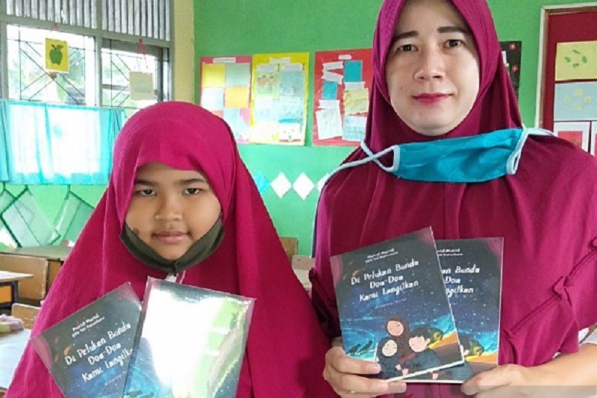 Murid Kelas III SDN 153 Pekanbaru hasilkan buku antologi puisi selama pandemi