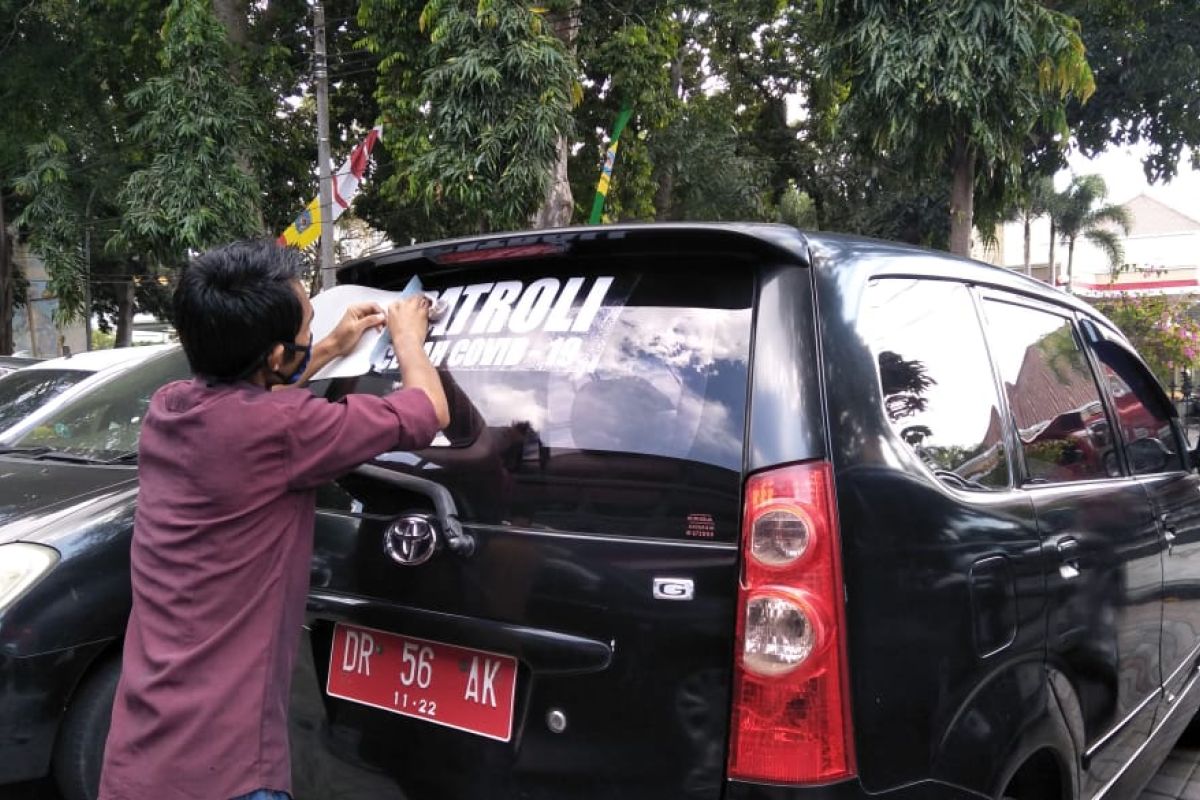 Kendaraan pejabat Mataram ditempeli stiker patroli cegah COVID-19