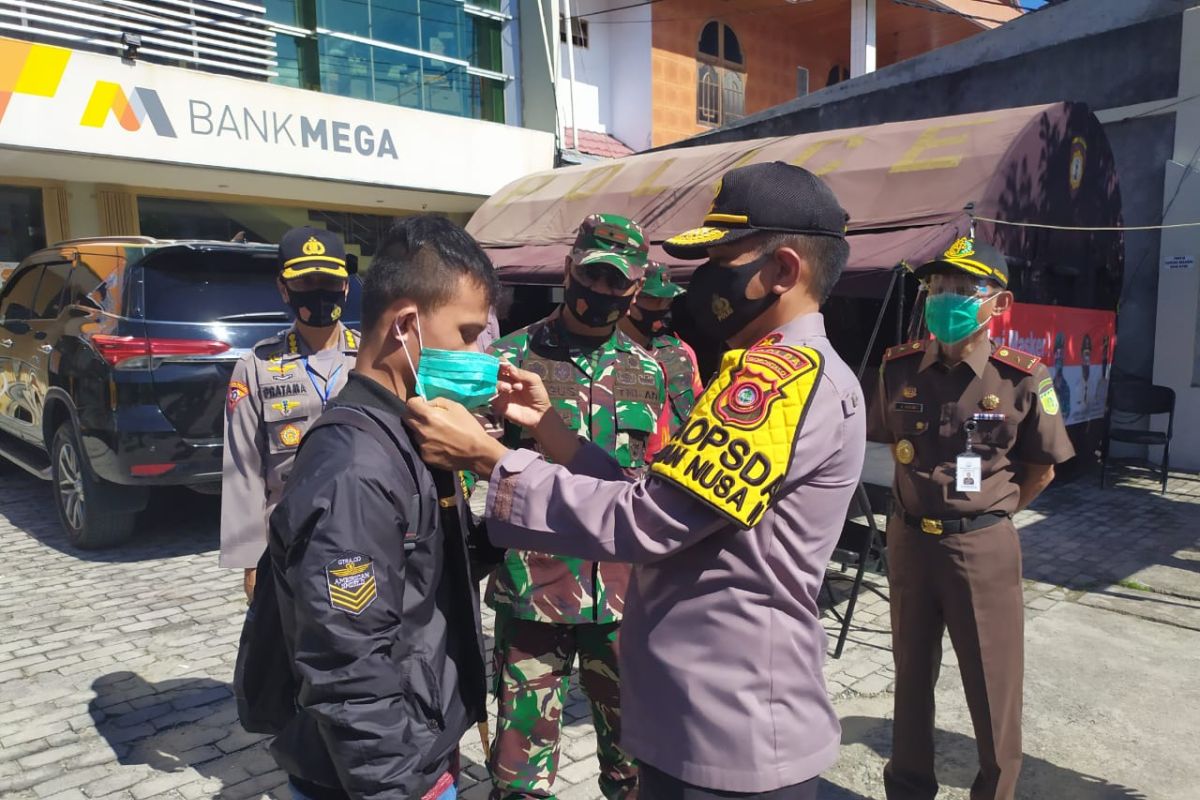 Kapolda Gorontalo dan Danrem bagikan masker pada Operasi Yustisi