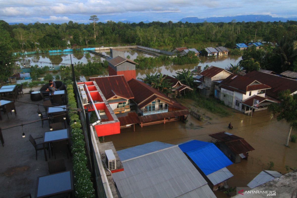 Kemarin, banjir melanda Kalimantan hingga penderita TBC dapat bansos