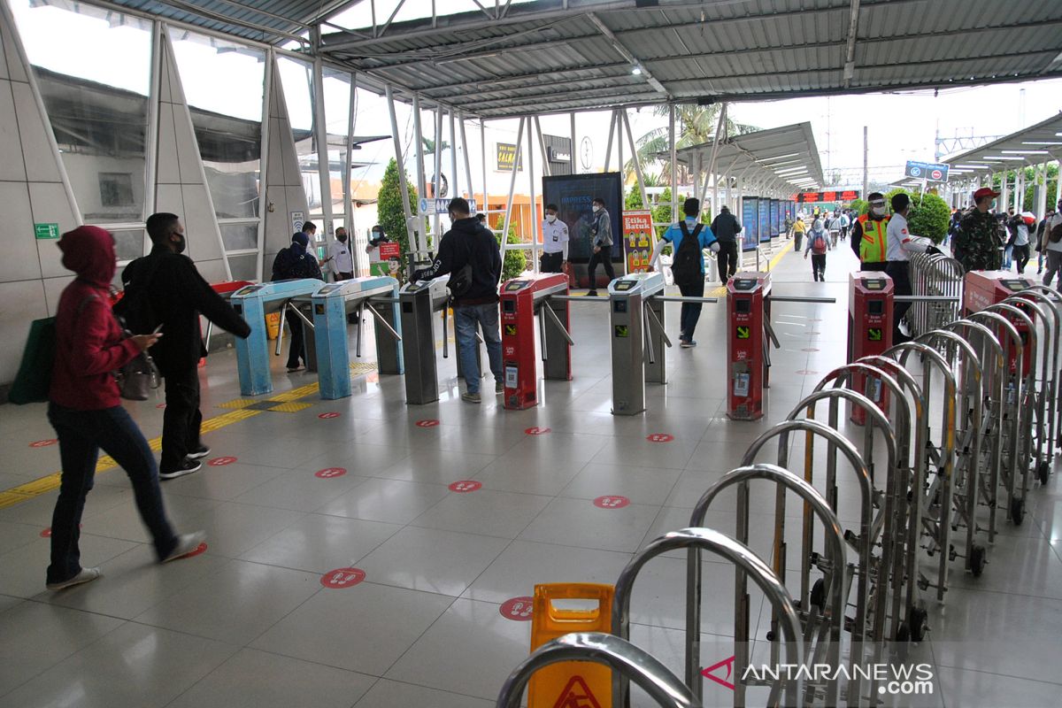 Penumpang KRL turun 19 persen pada hari pertama PSBB jilid kedua Jakarta