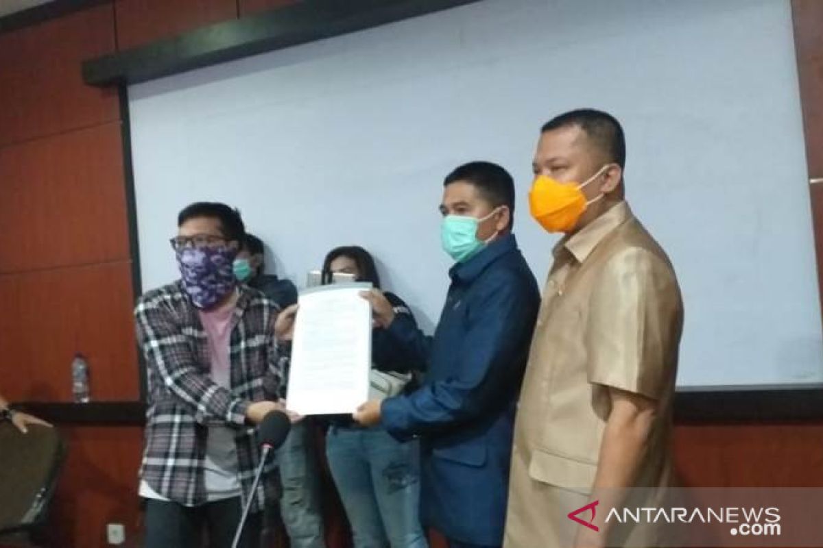 Massa sampaikan sepuluh persoalan ke DPRD Belitung