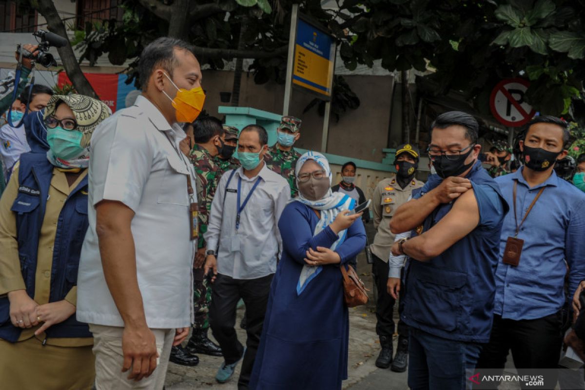 Ridwan Kamil disuntik vaksin COVID-19 yang kedua