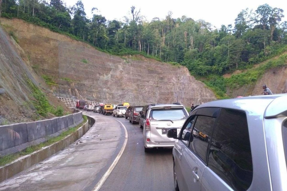 Tanah longsor  menimbulkan kemacetan di jalan Tawaeli-Toboli