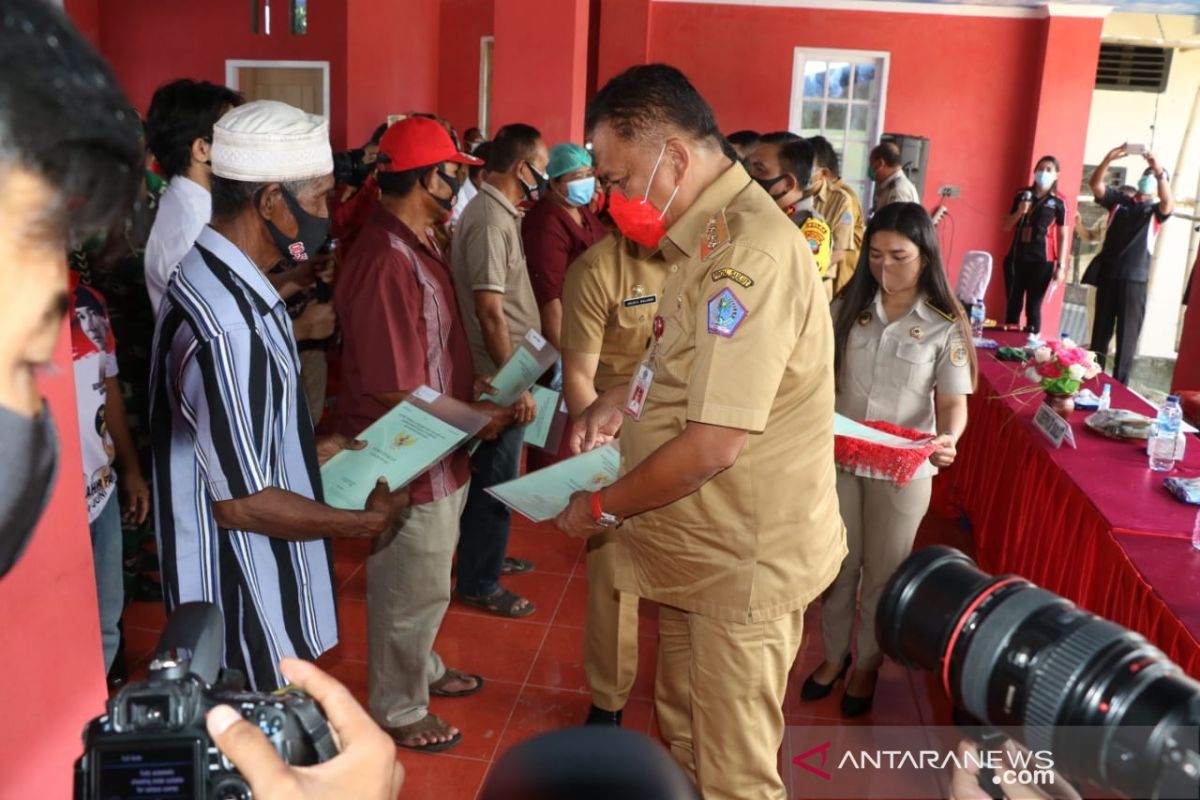 Gubernur serahkan ratusan Sertifikat PTSL warga Minahasa