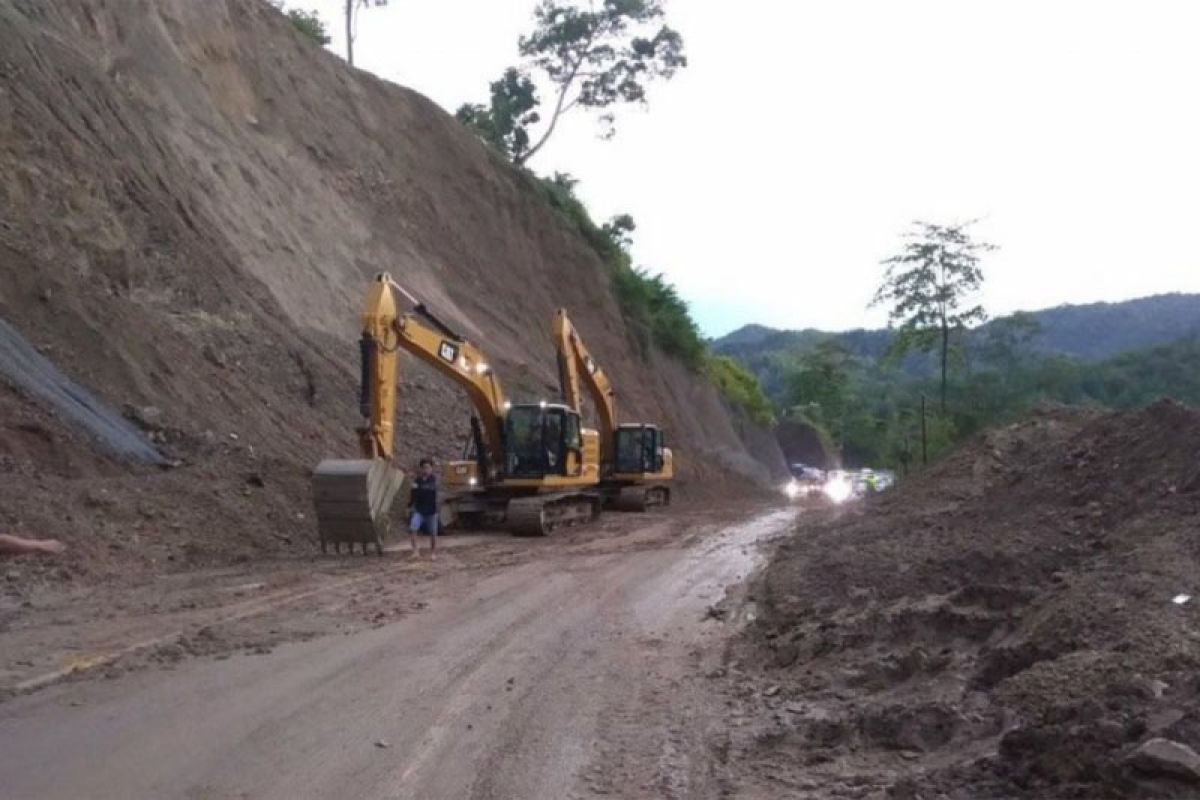 Truk terperosok lumpur, arus kendaraan Takengon-Blangkejeren terhenti