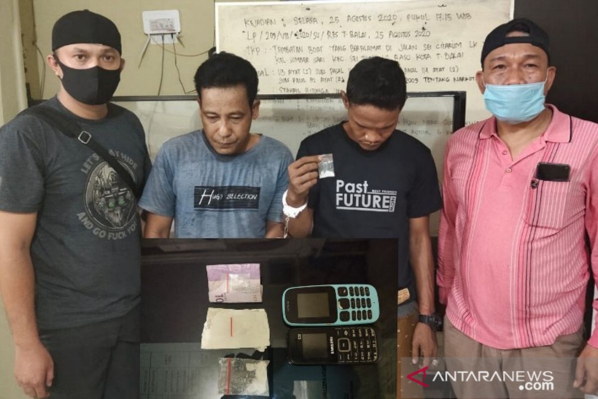 Satres Narkoba Polres Tanjungbalai tangkap dua pria pemilik narkotika