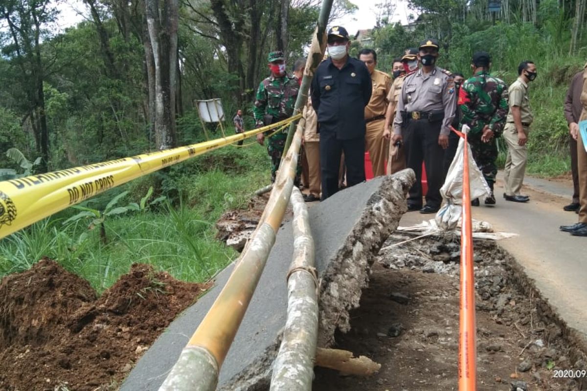 Pemkab Tulungagung anggarkan Rp900 juta perbaiki jalan longsor