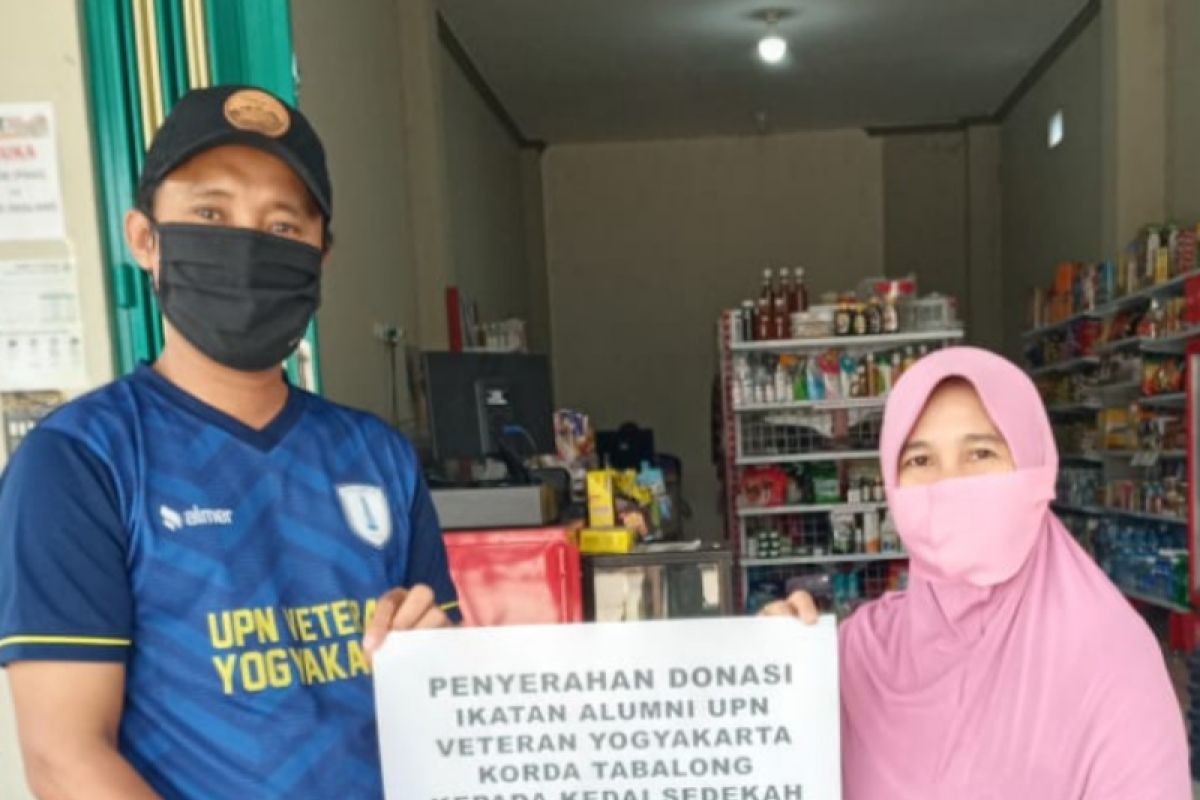 Alumni UPN Veteran Yogyakarta serahkan donasi ke Kedai Sedekah Umat