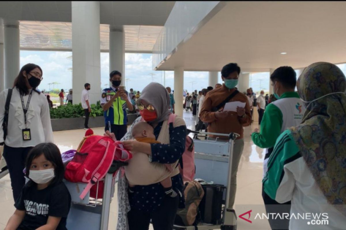 Dinkes Banjarmasin periksa warga dari Jakarta di bandara