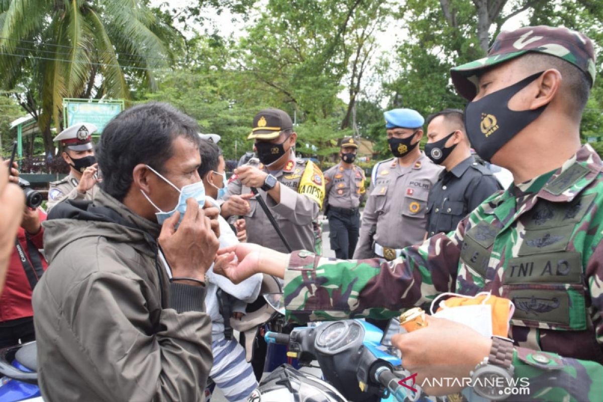 Polres Palu - Kodim Donggala bagikan masker gratis kepada masyarakat