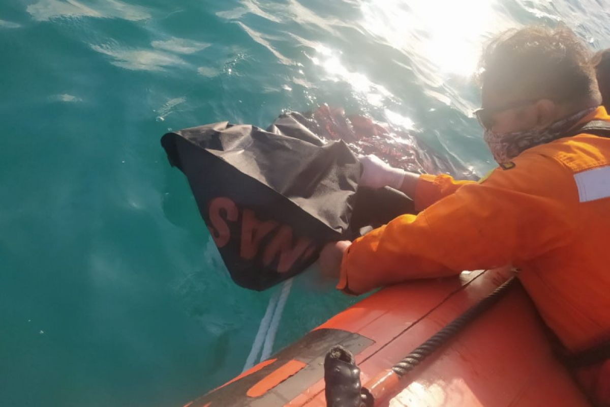 Tim SAR menemukan mayat wisatawan tenggelam di Pantai Mandalika Lombok