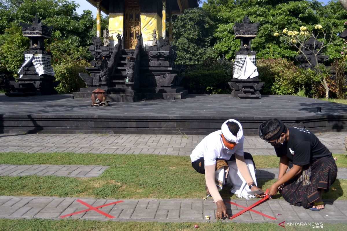 Desa Adat Legian terapkan protokol kesehatan pada Hari Raya Galungan