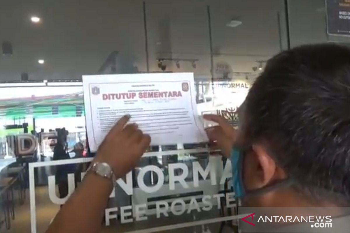 Langgar PSBB, Satpol PP tutup paksa warung dan restoran di Pulogadung Jaktim