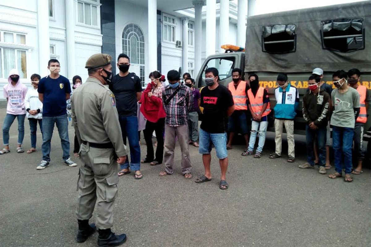 Puluhan warga terjaring razia masker di Muara Teweh