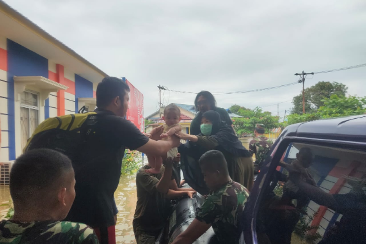 Kodim Putussibau evakuasi balita korban banjir