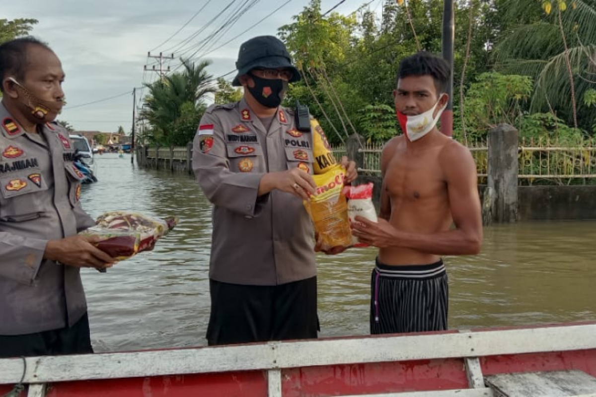 Peduli korban banjir, polisi Kapuas Hulu bagikan sembako