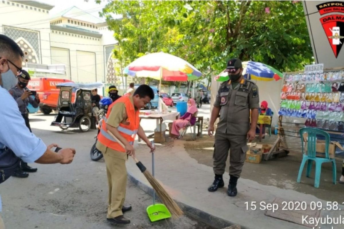 Warga Gorontalo tidak gunakan masker dihukum sapu jalan