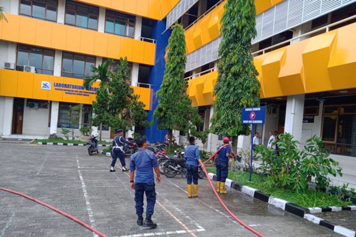 UNP antisipasi COVID-19, lakukan penyemprotan disinfektanlingkungan kampus