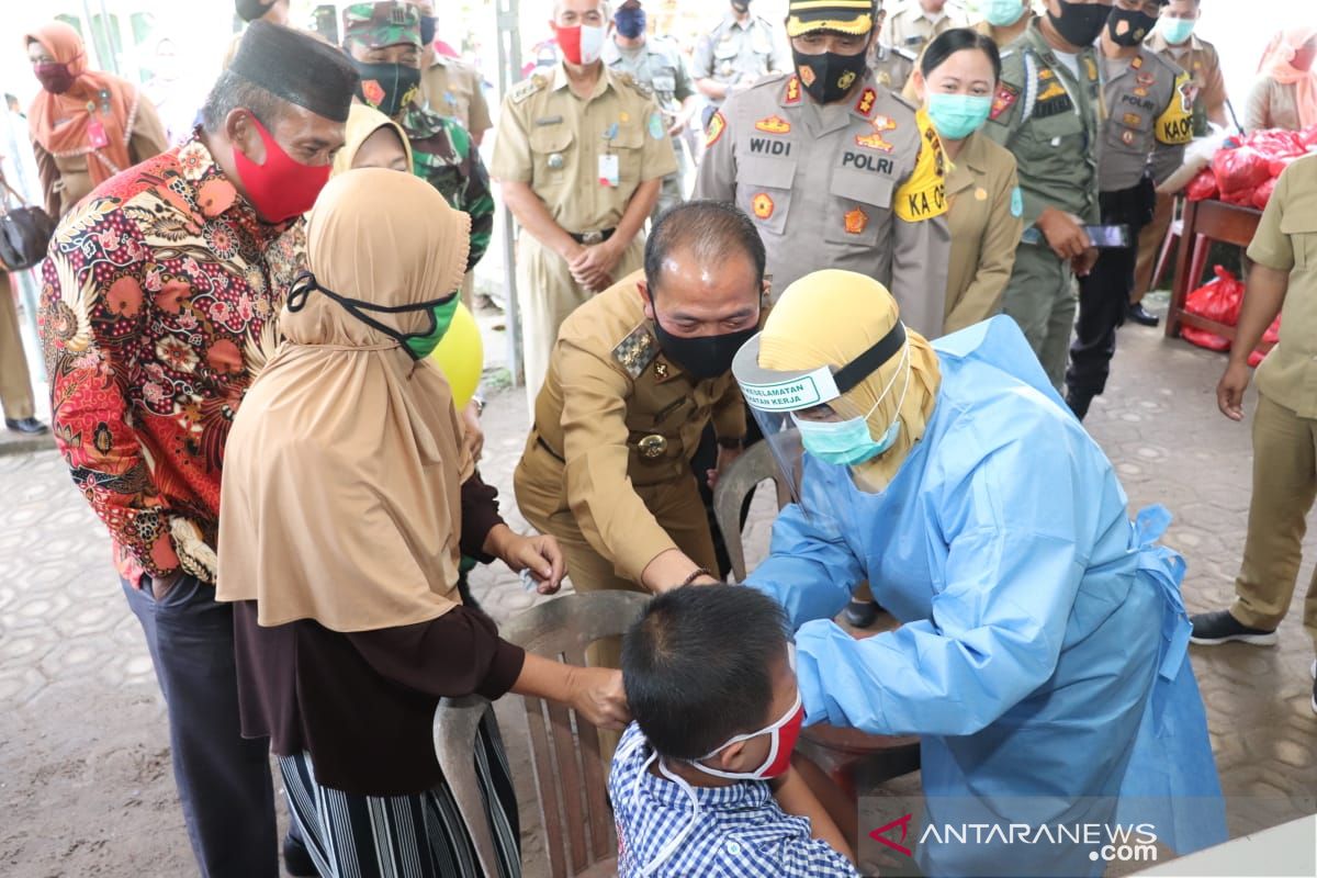 Bupati Bangka berikan vaksin difteri ratusan anak Desa Kota Kapur