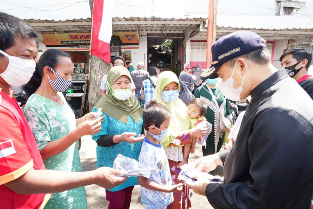 Bupati Banyuwangi turun langsung kampanyekan protokol kesehatan dan bagikan masker