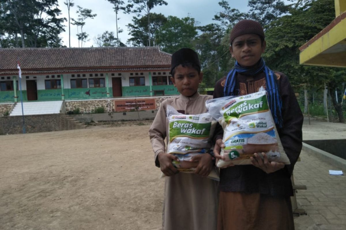 ACT Madiun  salurkan bantuan pangan ke pondok pesantren