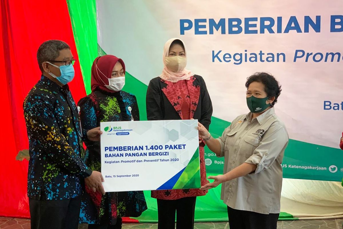 BPJAMSOSTEK serahkan 1.400 paket bantuan untuk pekerja di Kota Batu