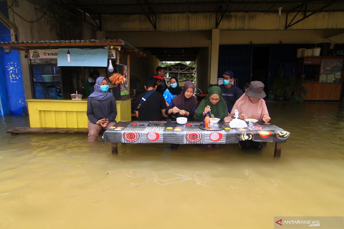 Terjebak banjir, balita dan ibunya dievakuasi Kodim Putussibau-Kalbar -  ANTARA News