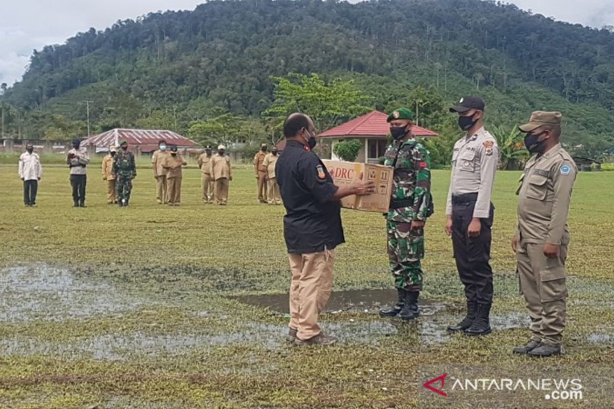 Kodim 1702 tempatkan personel di jalan trans Papua bantu tim COVID-19