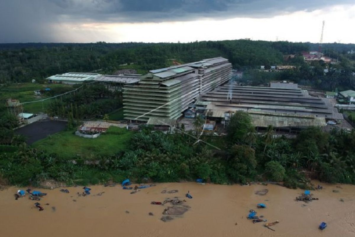 Penambang emas di sungai tepi jalan lintas Sumatera