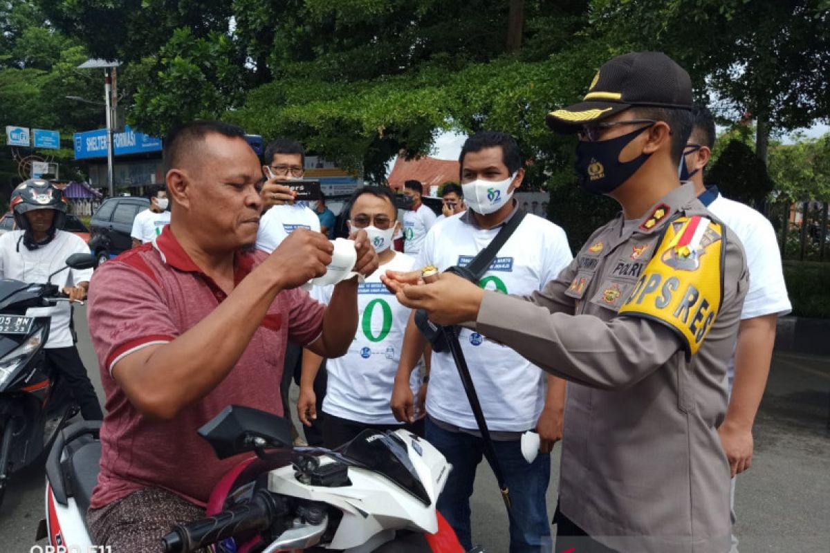 Dukung gerakan ayo pakai masker, Balai Wartawan Luak Limopuluah bagikan 2.000 masker