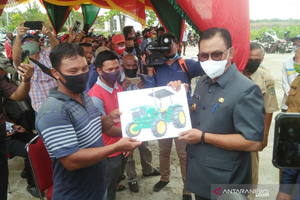 Setelah sembuh dari COVID-19, Bupati Rokan Hilir serahkan bantuan alat mesin pertanian