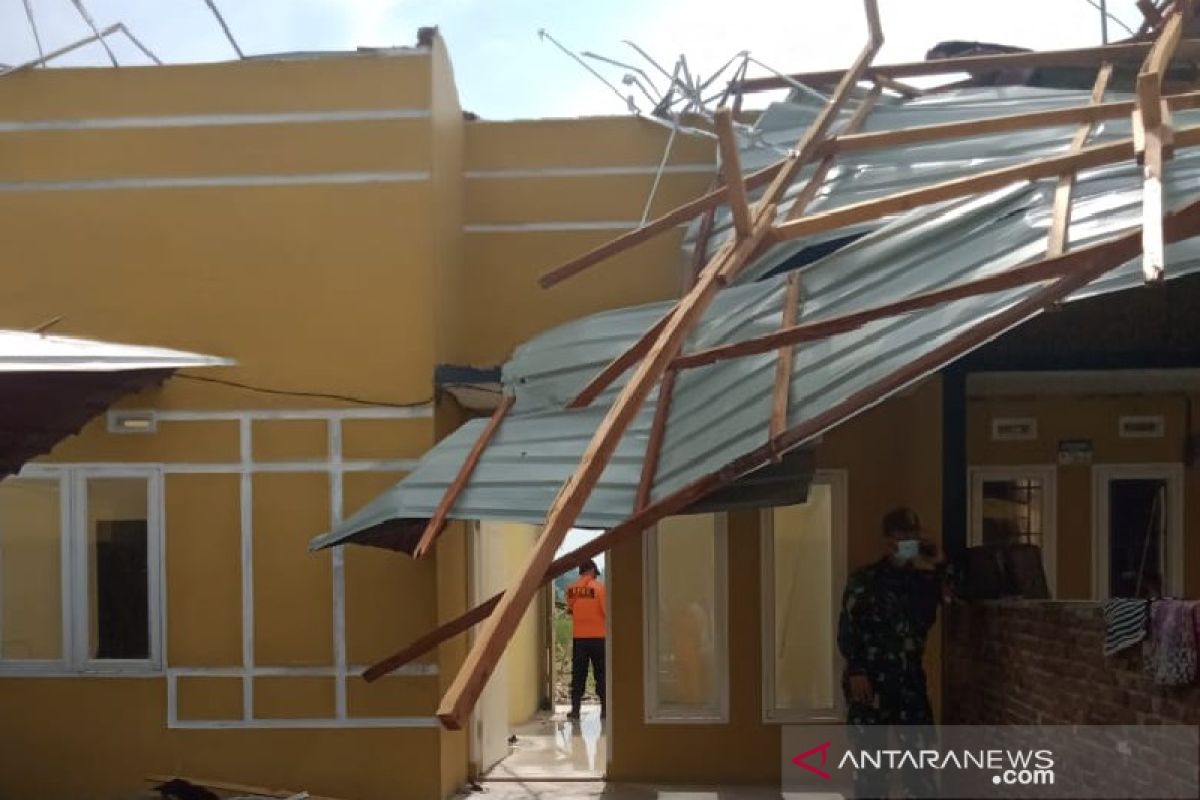 Puluhan rumah di Deli Serdang rusak diterjang angin puting beliung