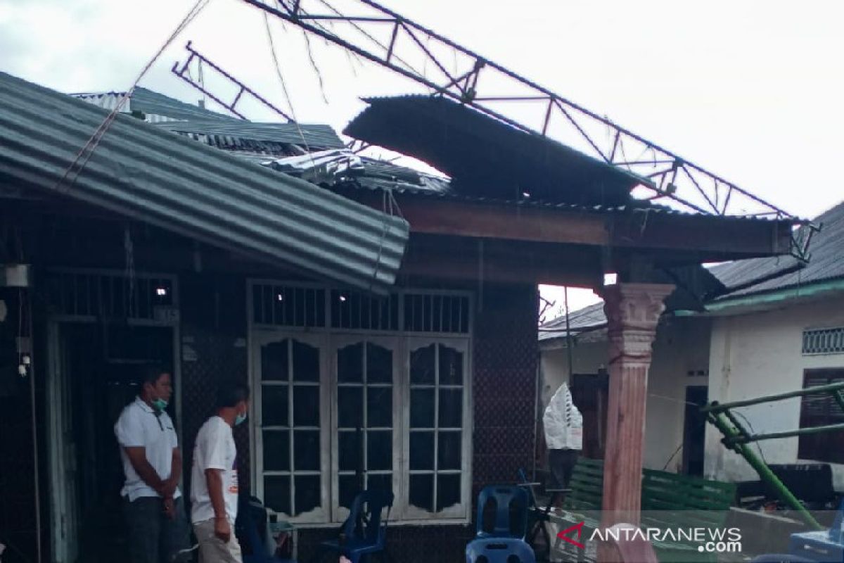 Puluhan rumah di Deli Serdang rusak diterjang angin puting beliung