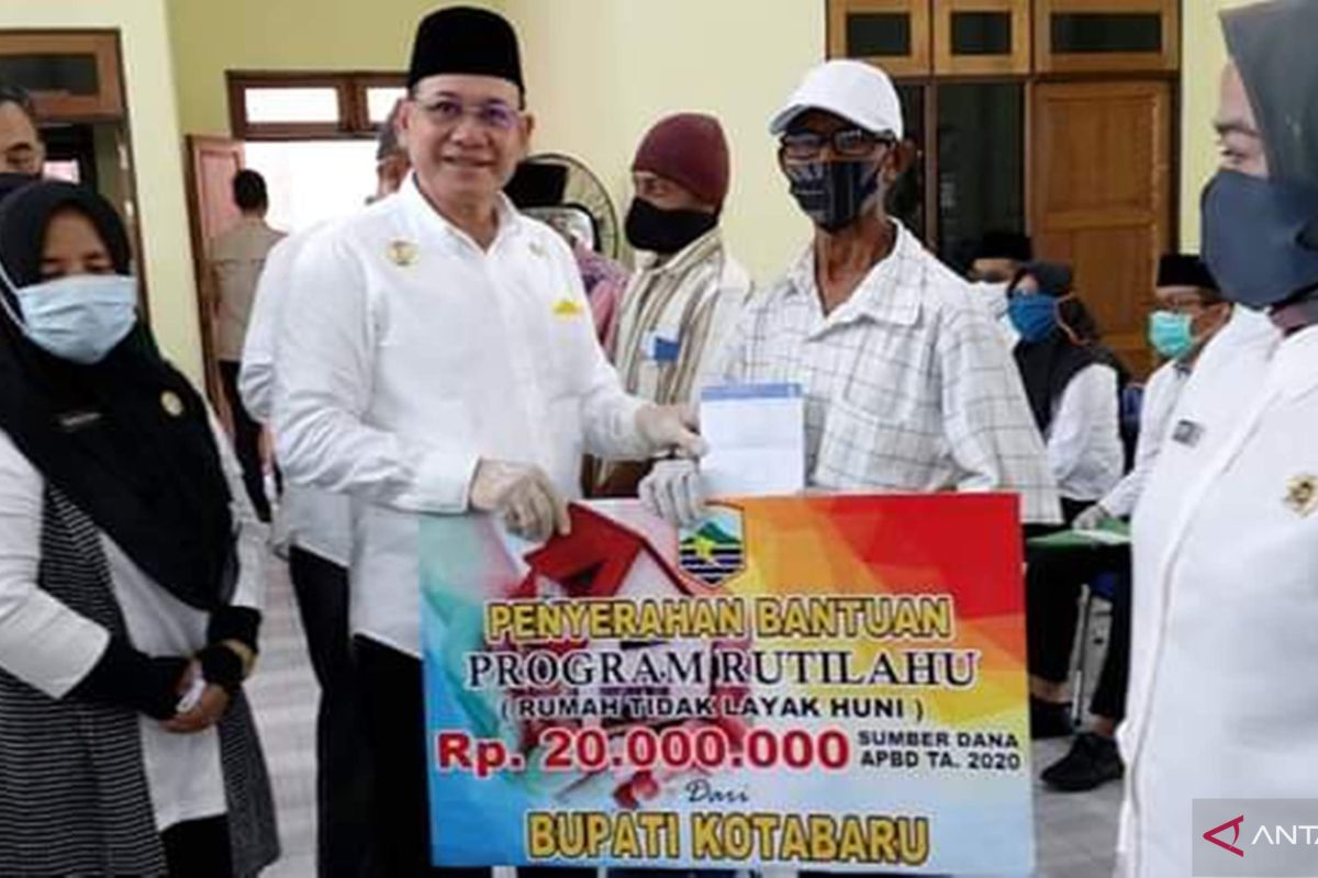 Kotabaru Regent hands out assistance for elderly, disabilities