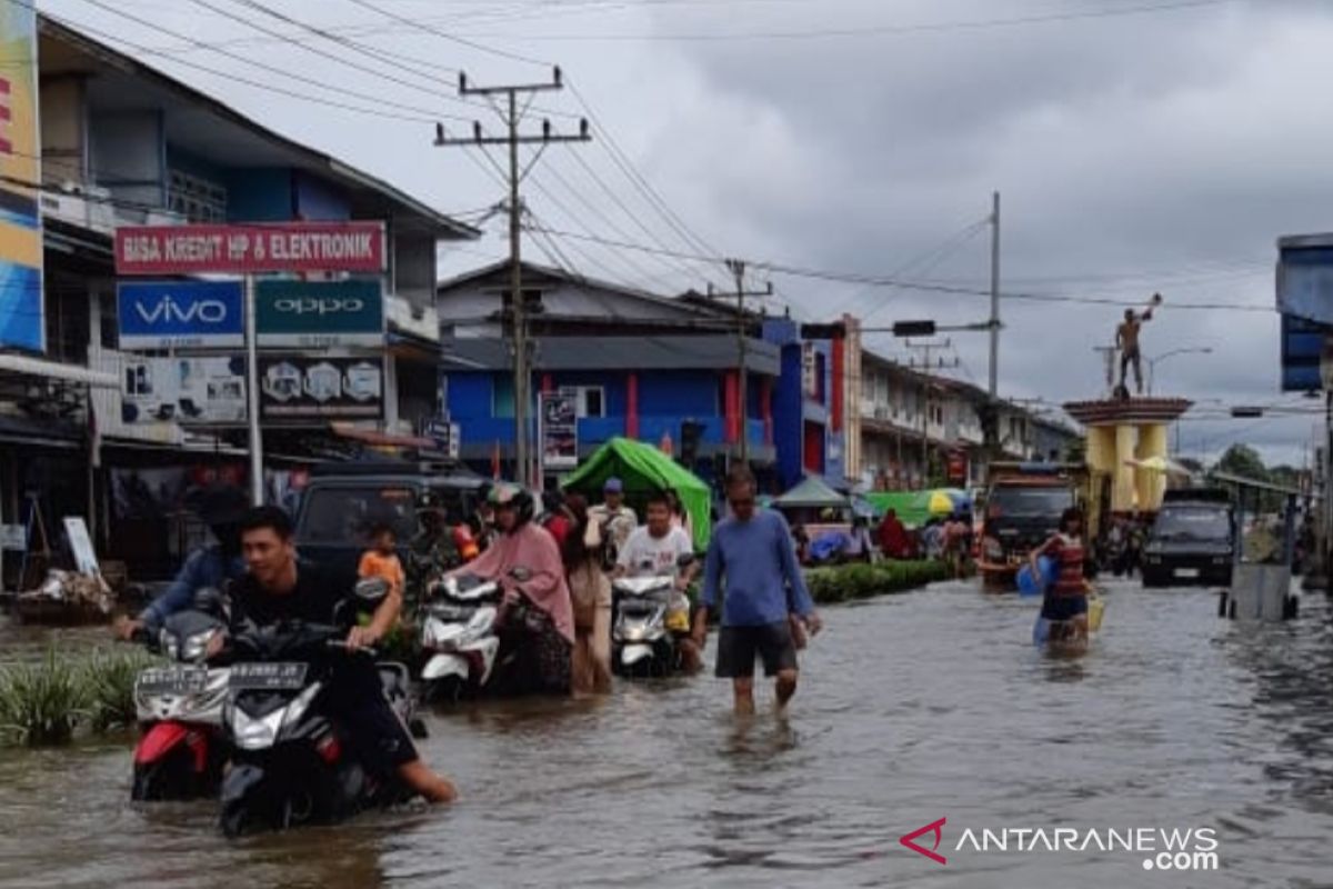 Mesin pembangkit telah terkena air, PLN tunggu banjir surut pulihkan suplai listrik