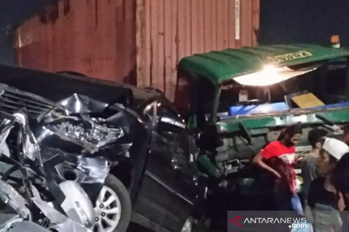 Kecelakaan beruntun libatkan truk trailer dan minibus di Jakarta Utara, beruntung tidak ada korban jiwa