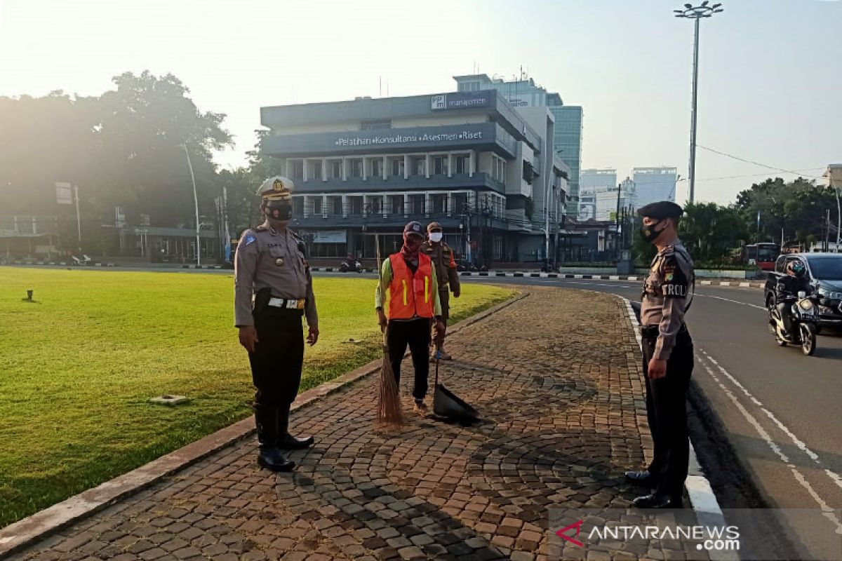 Polisi temukan 15 pelanggar PSBB dalam waktu 1,5 jam di Tugu Tani