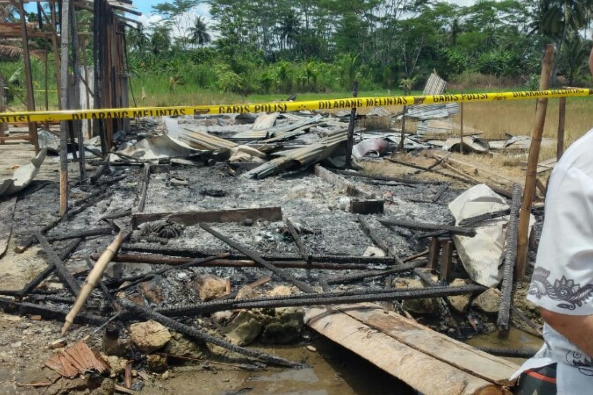 Kakek dan cucunya dibacok ketika menyelamatkan diri dari rumah yang terbakar