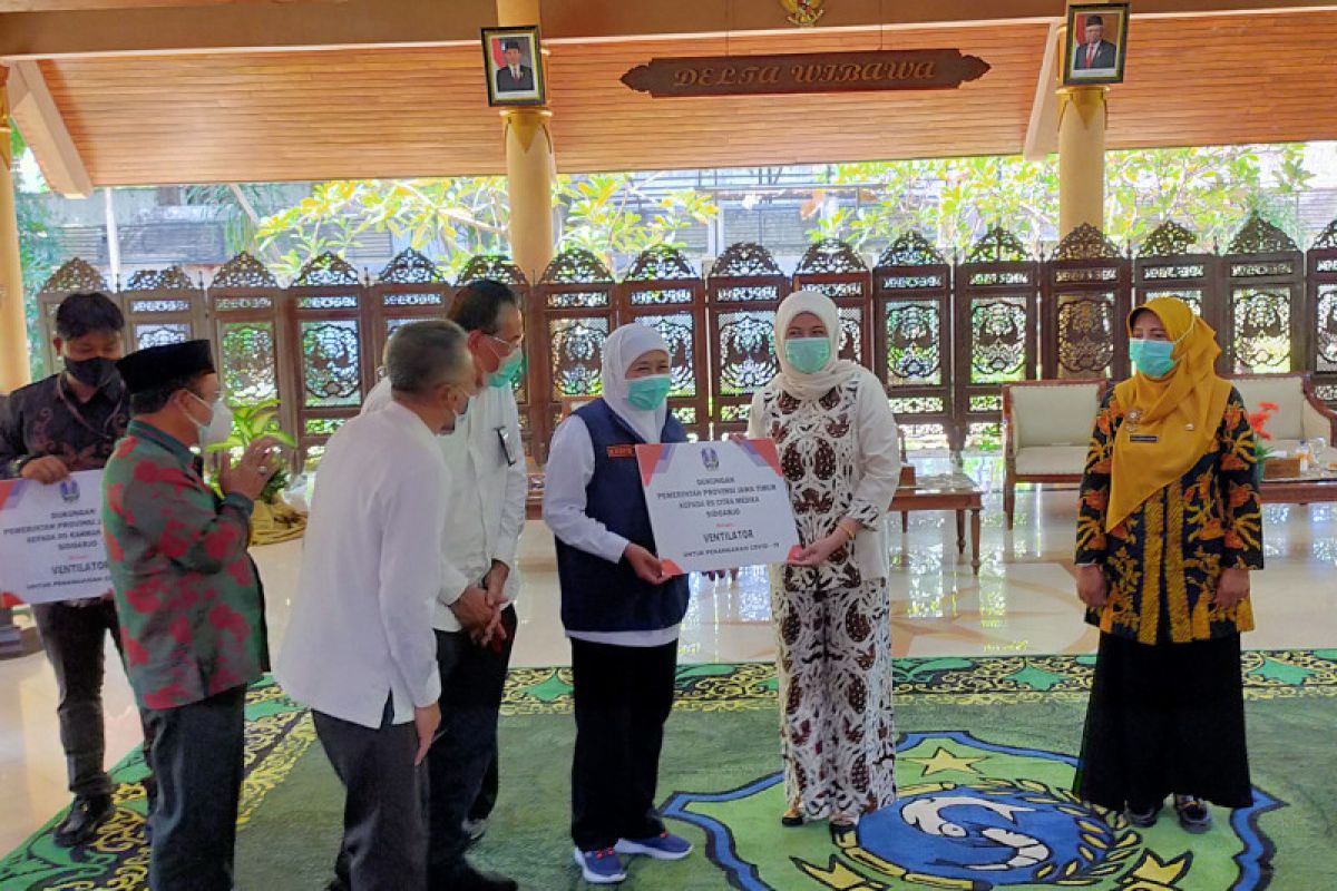 Gubernur Jatim  Khofifah salurkan ventilator kepada pengelola rumah sakit