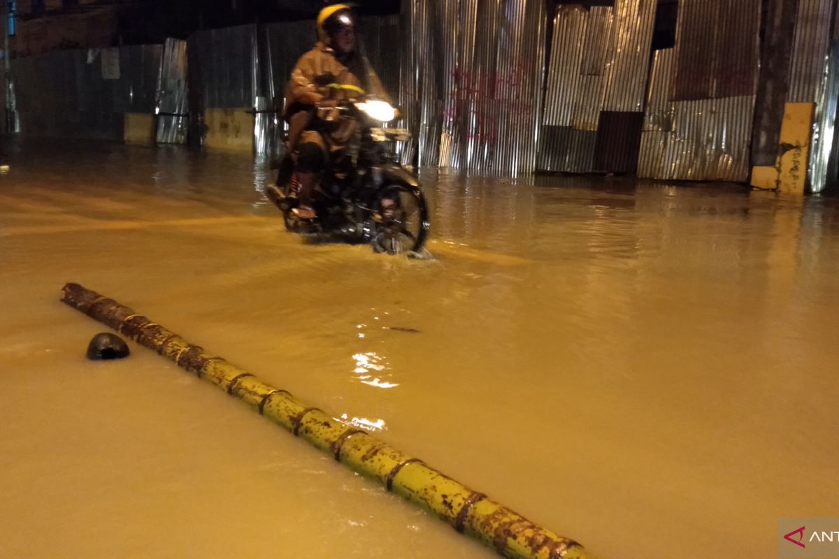 Hujan deras di Kota Sorong akibatkan banjir dan longsor, dua meninggal