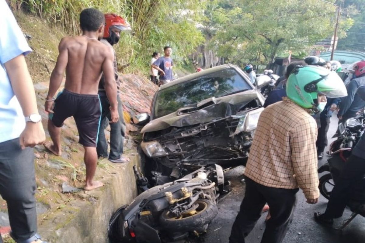 Polwan bersepeda motor meninggal tertabrak minibus