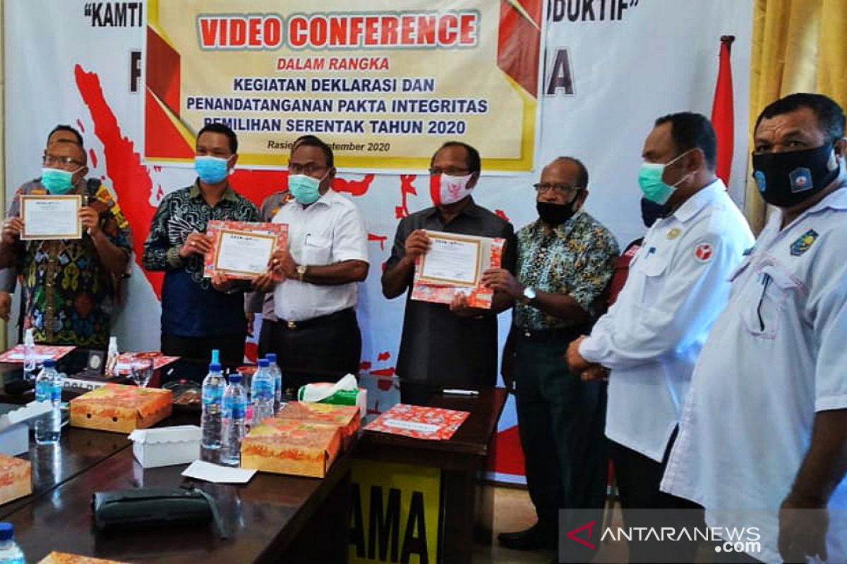 Empat Bapaslon di Wondama berkomitmen wujudkan Pilkada Sehat