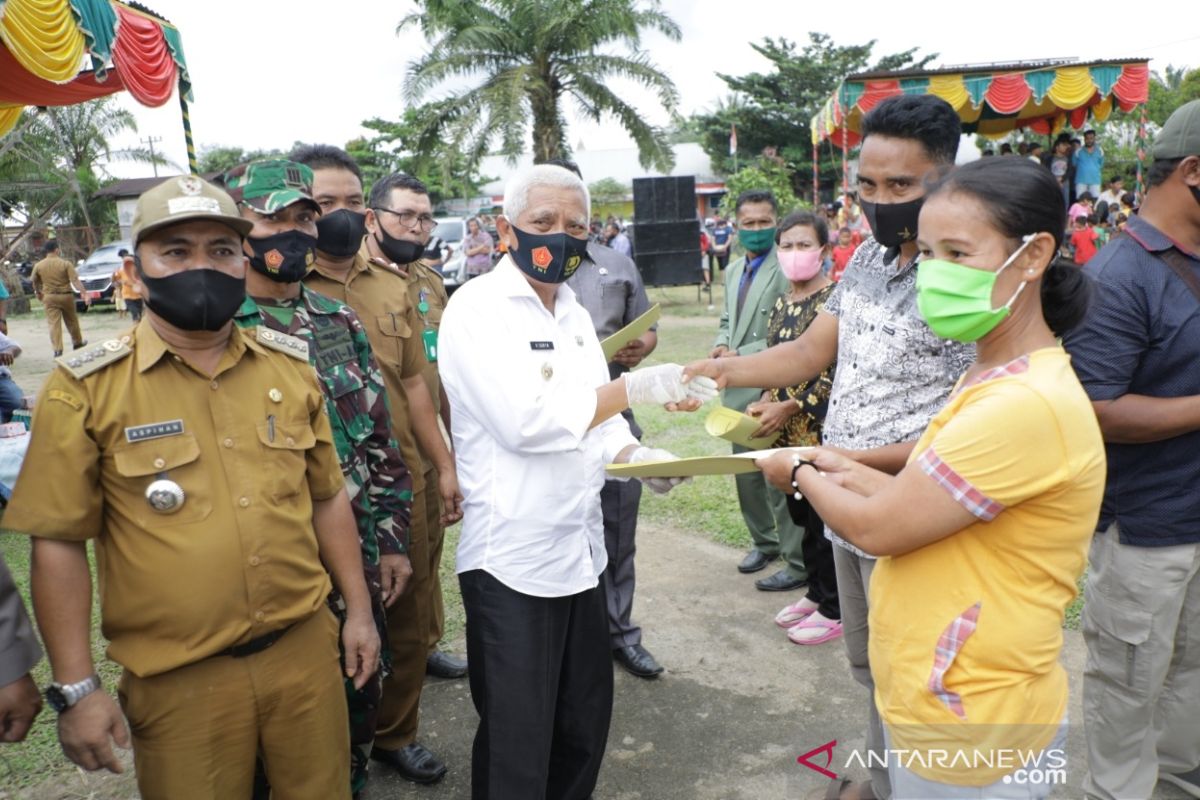 Bupati Asahan serahkan langsung akta perkawinan ke masyarakat Desa Padang Mahondang