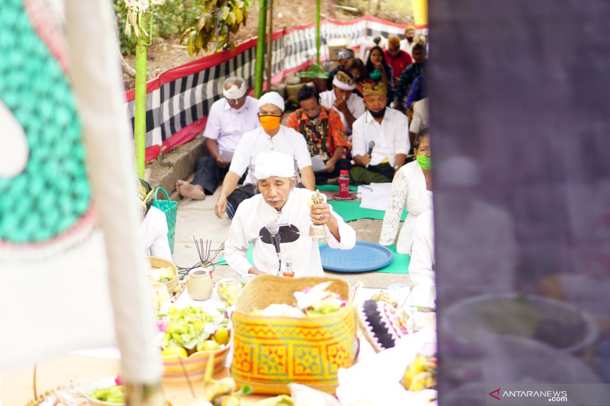 Umat Hindu Tulungagung-Jatim rayakan Galungan di pura  tengah hutan