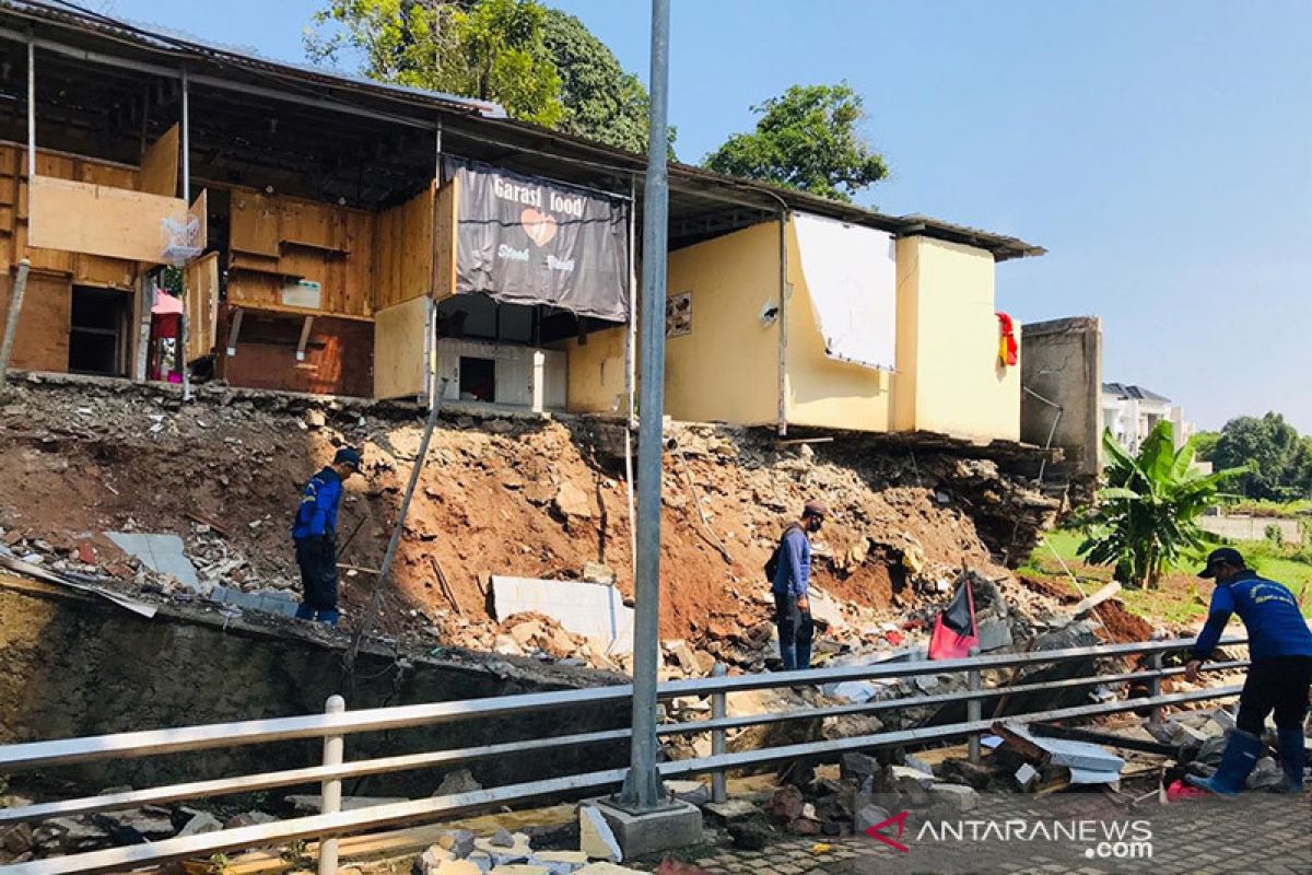 Longsor di Jagakarsa sebabkan lima warung makan alami kerusakan