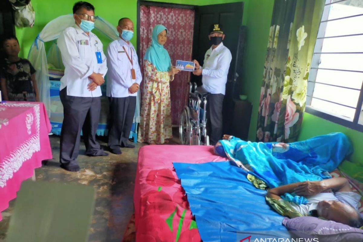 Pemkab Bangka salurkan 20 unit kursi roda