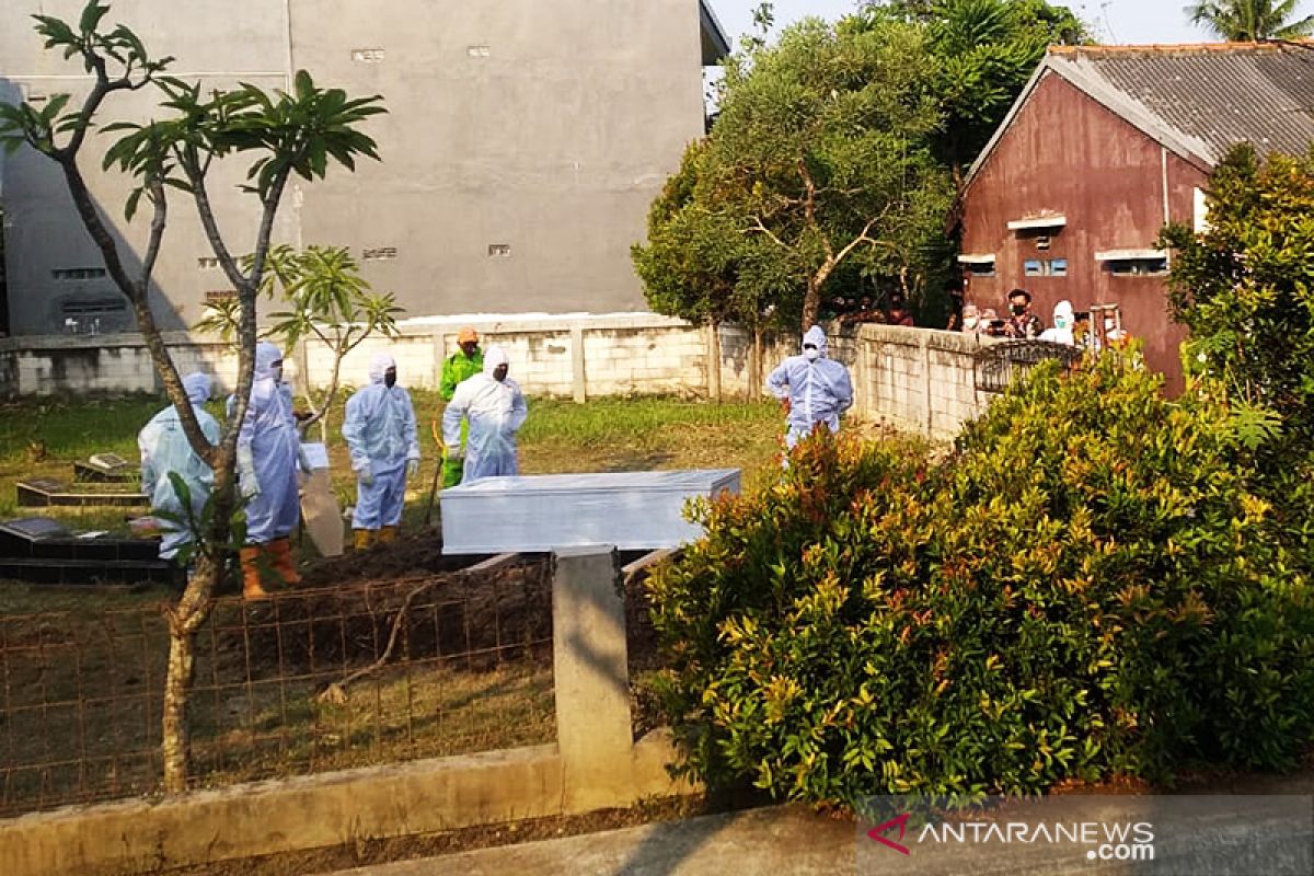 Sekda DKI Saefullah dimakamkan di lokasi wakaf keluarga